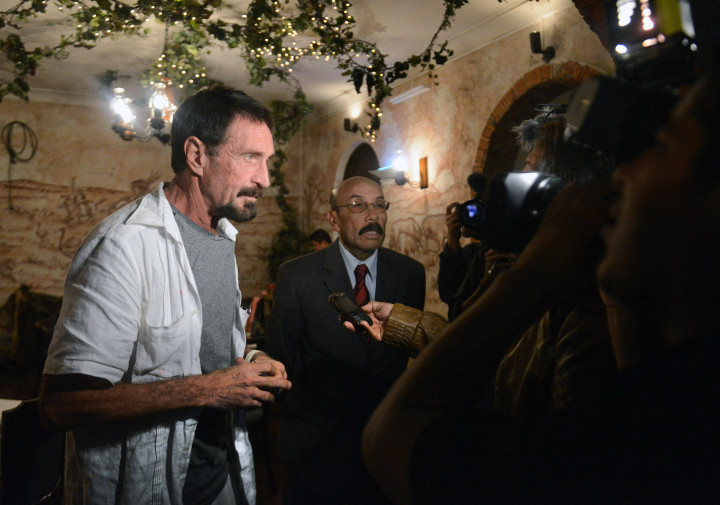 John McAfee guatemalai ügyvédjével, Telesforo Guerraval nyilatkozik újságíróknak Guatemalában 2012. december 4-én – Fotó: Johan ORDONEZ / AFP