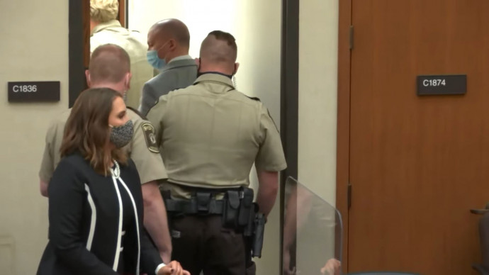 Derek Chauvint kivezetik a teremből az ítélethirdetés után – Fotó: Star Tribune / YouTube