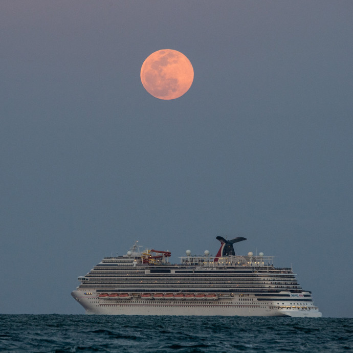 A reméltnél lassabban indulhatnak újra a turistahajók