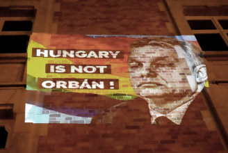 A DK Brüsszelben kivetített egy képet, ami szerint Orbán nem egyenlő Magyarországgal