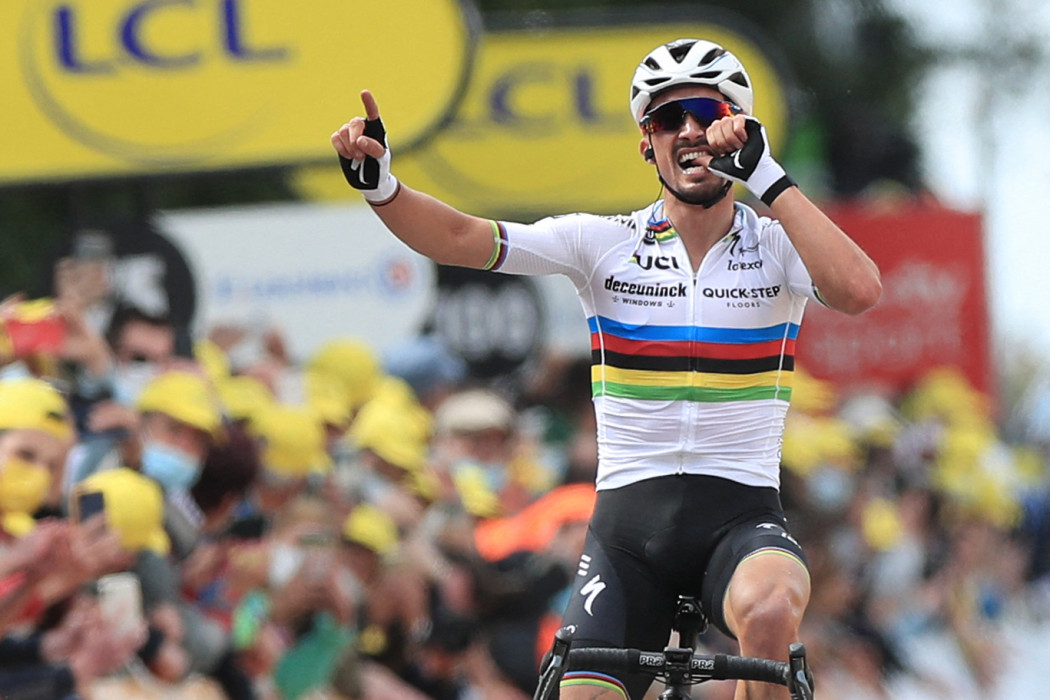Julian Alaphilippe, a 2021-es Tour de France 1. szakaszának győztese – Fotó: Christophe Petit Tesson / AFP / POOL