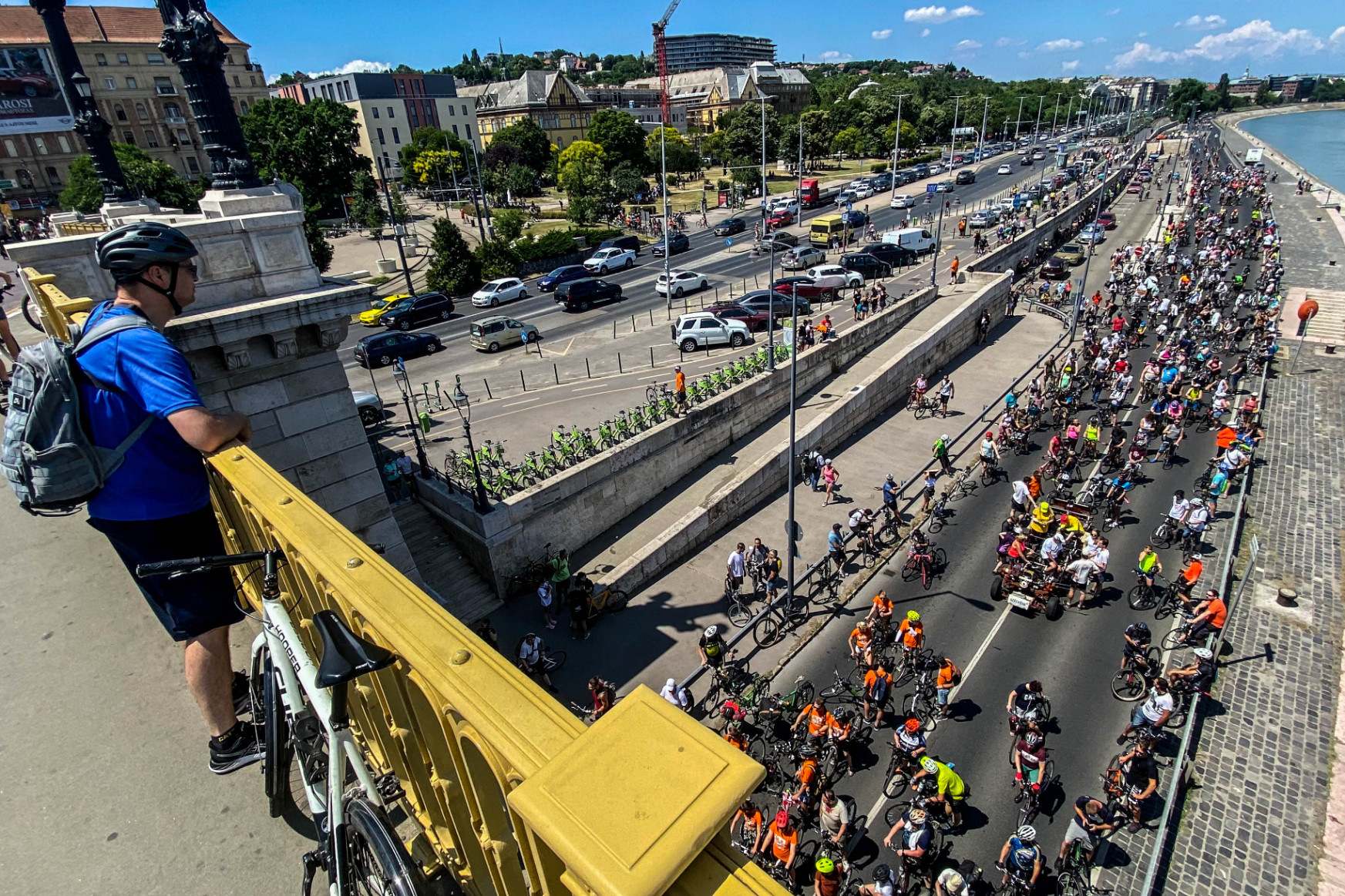 Tizenötezer bringás tekert keresztül Budapesten