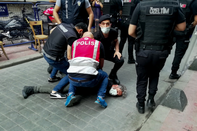 A tiltás ellenére százak vonultak fel a Pride-on Isztambulban, könnygázzal támadtak rájuk