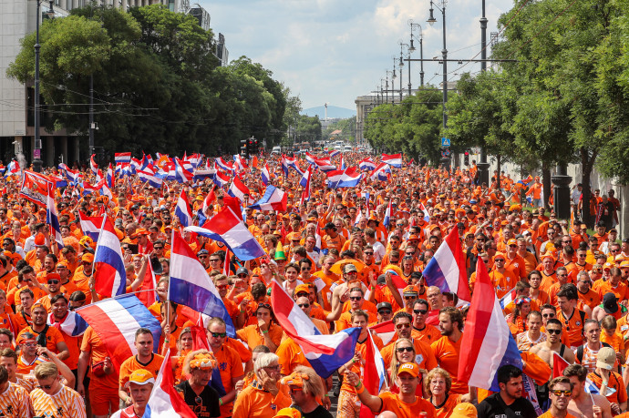 Narancsba borult Budapest, így vonultak a holland szurkolók a Puskás Arénába