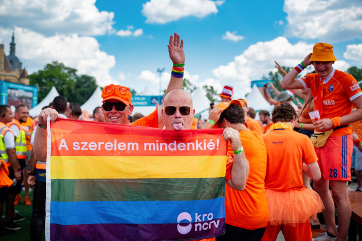 Holland szurkolók a csehek elleni eb-meccs előtt a szurkolói zónában – Fotó: EURO 2020 szurkolói zóna