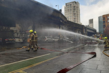 Száz tűzoltót vezényeltek ki egy londoni tűzhöz, ami hatalmas füstbe borította a környéket