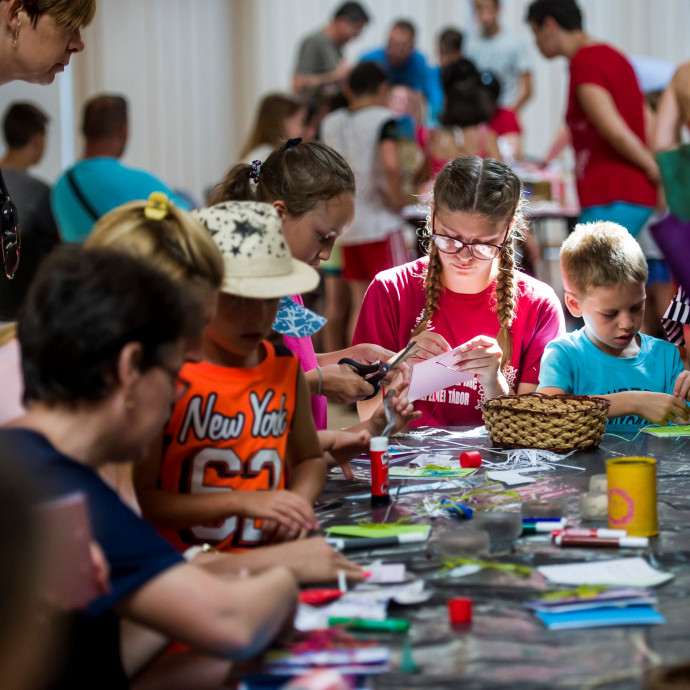 Négy ábra arról, mennyire anyagi eszközökkel ösztönzi a kormány a háromgyerekes családmodellt