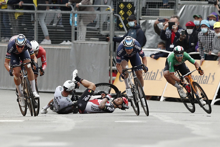 A céltól 150 méterre Peter Sagan és Caleb Ewan is bukott, utóbbinak véget is ért a TourjaFotó: Benoit Tessier/AFP