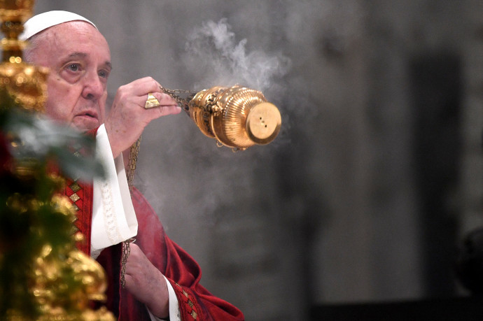 Ferenc pápa ünnepi miseruháinak illatát kínálja egy parfüm