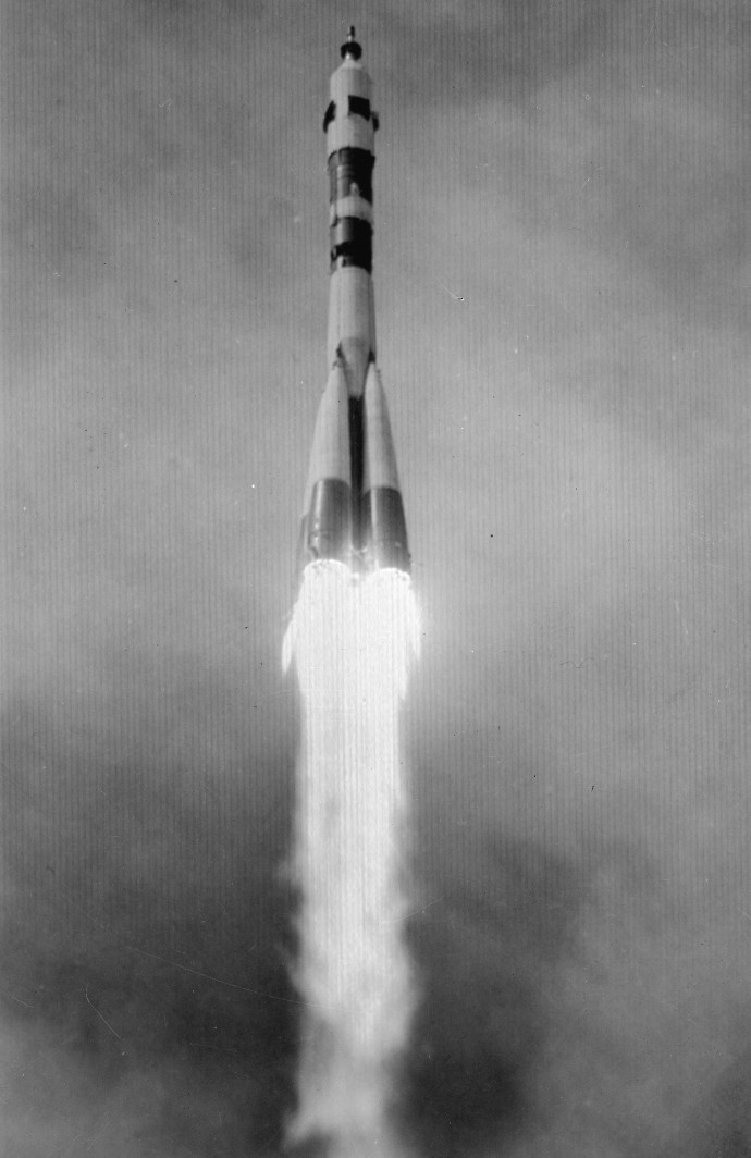 A Szojuz–11 űrhajó indítása a bajkonuri űrrepülőtérről 1971-ben és egy grafika a Szojuz–11 dokkolásáról a Szaljut űrállomáshoz – Fotó: Alexander Mokletsov / Sputnik / APF; Keystone / Hulton Archive / AFP