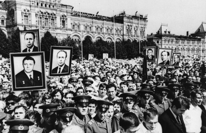 A Szojuz–11 legénységének ravatala és a gyászoló tömeg a Vörös téren – Fotó: Sputnik; Bettmann Archive / AFP