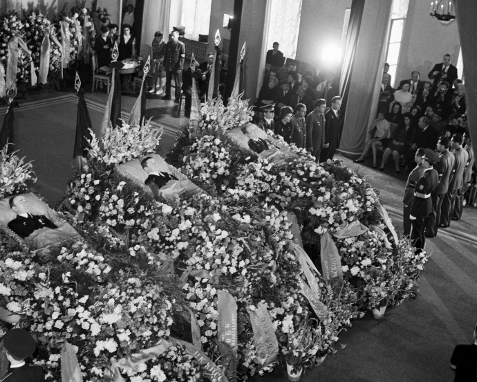 A Szojuz–11 legénységének ravatala és a gyászoló tömeg a Vörös téren – Fotó: Sputnik; Bettmann Archive / AFP
