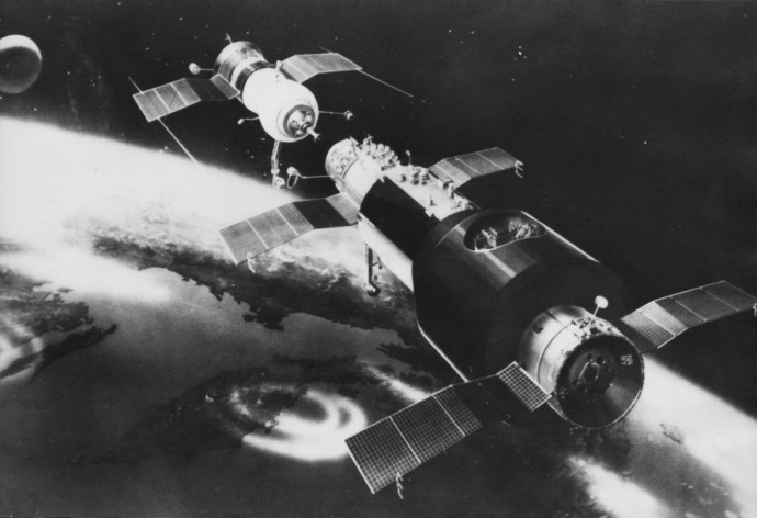A Szojuz–11 űrhajó indítása a bajkonuri űrrepülőtérről 1971-ben és egy grafika a Szojuz–11 dokkolásáról a Szaljut űrállomáshoz – Fotó: Alexander Mokletsov / Sputnik / APF; Keystone / Hulton Archive / AFP