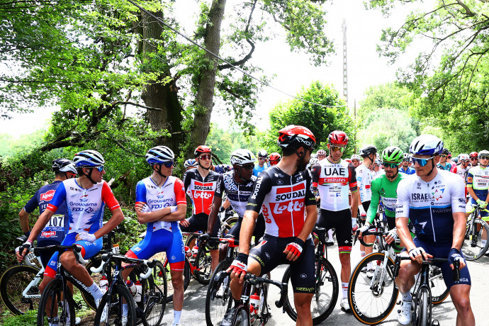 A mezőny rövid sztrájkot tartott a Tour de France 4. szakaszának elején a balesetveszélyes pálya miattFotó: Michael Steele/Getty Images