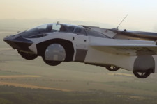 Nem messze a magyar határtól sikeres próbarepülést hajtott végre egy „repülő autó”