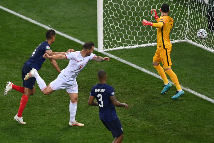 Haris Seferovic megszerzi a svájci csapat második gólját a franciák elleni Eb-meccsen 2021. június 28-án – Fotó: Daniel MIHAILESCU / POOL / AFP