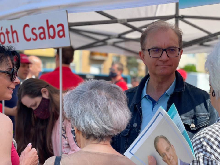 Tóth Csaba támogatói aláírásgyűjtése a Bosnyák téren 2021. június 12-én – Fotó: Tóth Csaba / Facebook