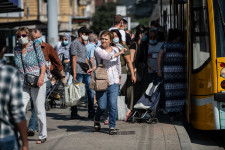 Kijöttek az enyhítésről szóló rendeletek: 5,5 millió oltott után nem kell maszk a buszokon és a boltokban