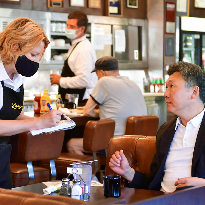 Hogy lehet, hogy az éttermek forgalma visszaáll a járvány előtti szintre, de a dolgozók nem térnek vissza?