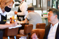 Hogy lehet, hogy az éttermek forgalma visszaáll a járvány előtti szintre, de a dolgozók nem térnek vissza?