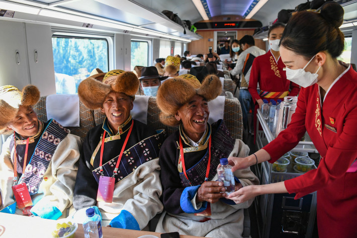 Népviseletbe öltözött tibetiek utaznak a frissen átadott gyorsvasúton – Fotó: PURBU ZHAXI / XINHUA VIA AFP