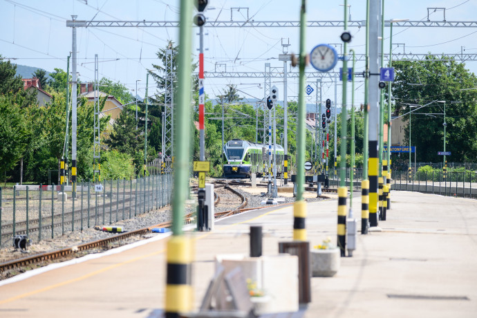 Jelentős késések, 20 km/órával vánszorgó vonatok a 23 milliárdból frissen villamosított észak-balatoni vonalon