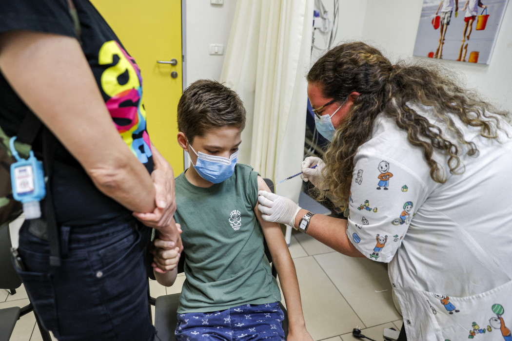 Egy gyerek kap koronavírus oltás Tel-Avivban 2021 júniusában – Fotó: