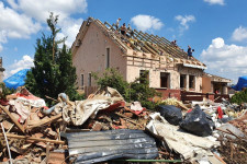 Akkora volt a pusztítás, hogy egy héttel a tornádó után is tart a romok eltakarítása Csehországban