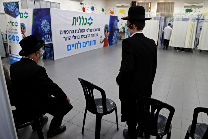 Oltásra várakozók egy oltóponton Tel-avivban 2021 februárjában – Fotó: Jack Guez / AFP