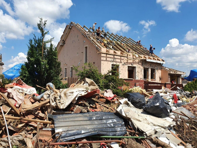 Hosszú időbe telik, mire eltakarítják a romokat, és helyreállítják az épületeket – Fotó: Ökumenikus Segélyszervezet