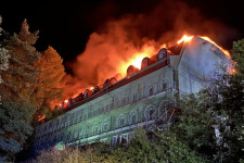 Belecsapott a villám, lángra kapott egy hotelépület Kőszegen