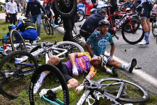 Több versenyző is súlyosan megsérült a tömegbukásban, mégsem perlik be a Tour de France szervezői a hibázó nézőt