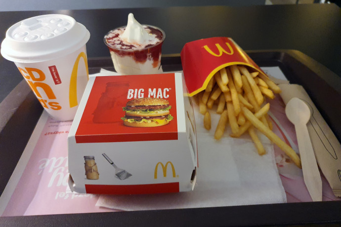 A McDonald's éttermekben fokozatos az átállás, már műanyag fedő helyett papír, műanyag kanál helyett pedig fából készült kanalakat adnak a menü mellé, míg a jégkrémes pohár továbbra is műanyag – Fotó: Balogh Zoltán / Telex