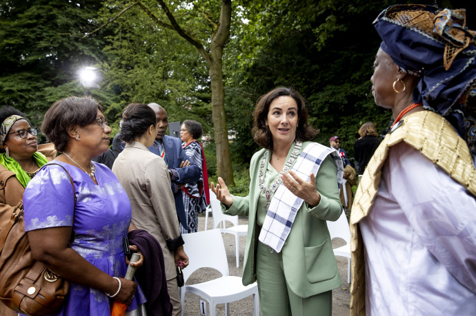 Amszterdam polgármestere bocsánatot kért a város rabszolgakereskedelemben való részvételéért