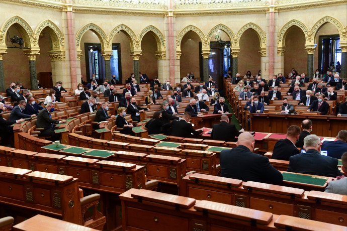 Megszűnik a névtelen adományozás lehetősége, a kormány tudni akar a civilek adományozóiról