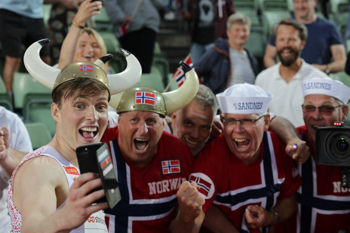 Karsten Warholm (balra) ünnepli világrekordját norvég szurkolókkalFotó: Diamond League/AFP