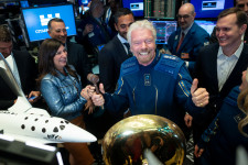 Richard Branson beelőzné az Amazon alapítóját, ő lenne az első milliárdos a világűrben