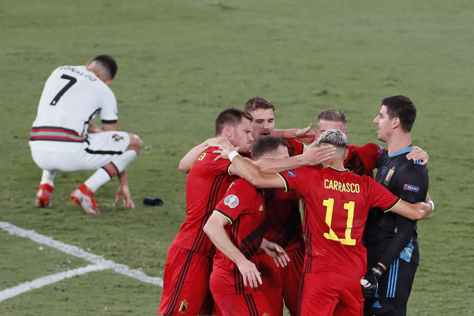 A belga csapat ünnepli győzelmét a portugálok ellen játszott meccsen 2021. június 27-én – Fotó: Jose Manuel Vidal / POOL / AFP