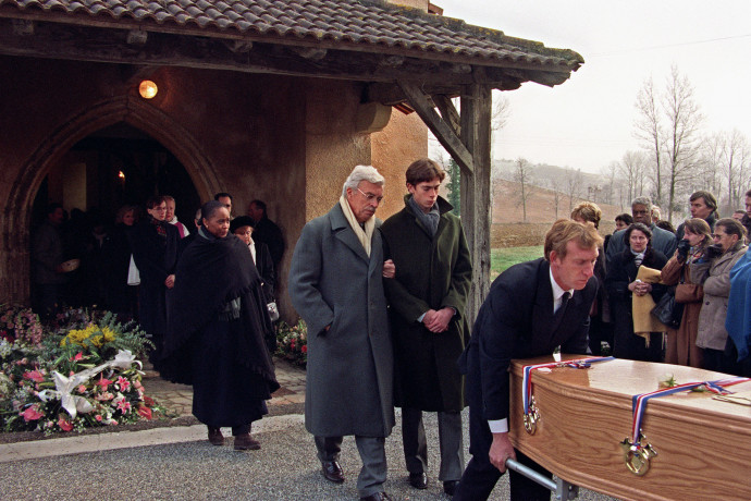 Sophie Toscan du Plantier férje, Daniel Toscan du Plantier producer és fia a temetésen 1996. december 30-án – Fotó: JEAN-PHILIPPE ARLES / AFP