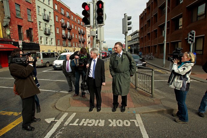Ian Bailey (középen, jobbra) távozik a dublini bíróságról, miután fellebbezett Franciaországba történő kiadatása miatt – Fotó: Julien Behal / PA Images / Getty Images