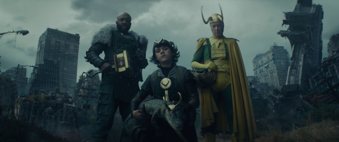 Balról haladva Boastful Loki, Kid Loki, az ölében Lokigátor, majd Classic Loki – Fotó: Marvel / Disney+