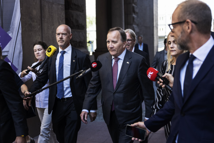 Stefan Löfven újságírók gyűrűjében érkezik a parlament épületébe Stockholmban 2021. június 29-én – Fotó: Nils Petter Nilsson / Getty Images