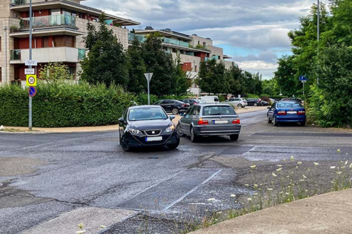 A szemből kanyarodó autó előtt vagy mögött kell a kereszteződésben balra kanyarodni?