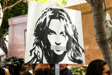 Kivonulna Britney Spears gondnokságából a pénzügyeiért felelős vagyonkezelő cég