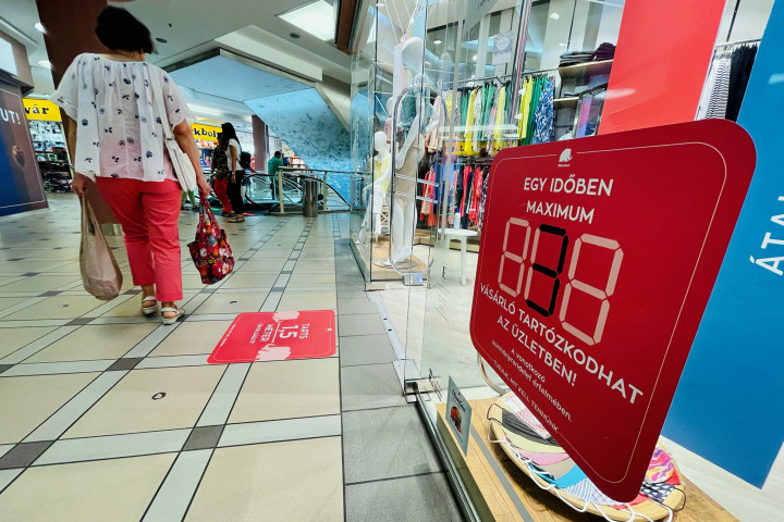 A Mammut bevásárlóközpontban a táblák és a korlátozó jelzések még kint vannak – Fotó: Bakró-Nagy Ferenc / Telex
