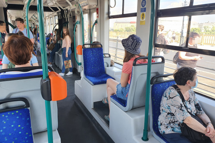 A 4-6-os villamoson az utasok kb. 80 százaléka már nem hordja a maszkot – Fotó: Bozzay Balázs / Telex