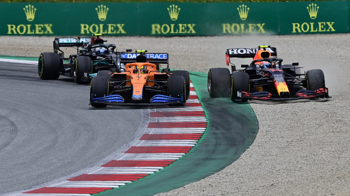 Lando Norris (balra) tereli le a pályáról az előzni próbáló Sergio Pérezt – Fotó: Andrej Isakovic / AFP