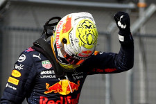 Verstappen duplázott Ausztriában, Hamilton csak negyedik lett a sérült autóval