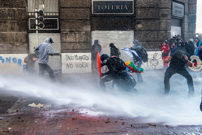 Káosszal és erőszakkal kezdődött a metrójegyes tiltakozásokból kinőtt chilei alkotmányozás