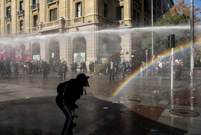 A tüntetők tűzzel, a rendőrök vízzel próbálkoztak az összecsapáson – Fotó: MARTIN BERNETTI / AFP